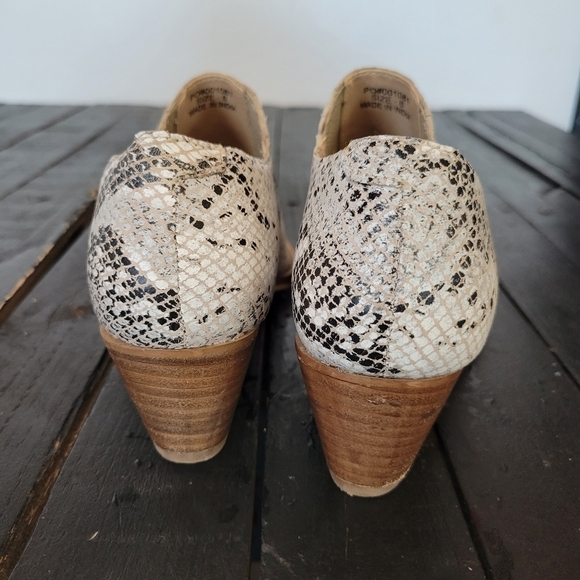 Journee Collection NWOT Jasmine Shooties Booties Women's 6 Snakeskin White Grey - Picture 5 of 7
